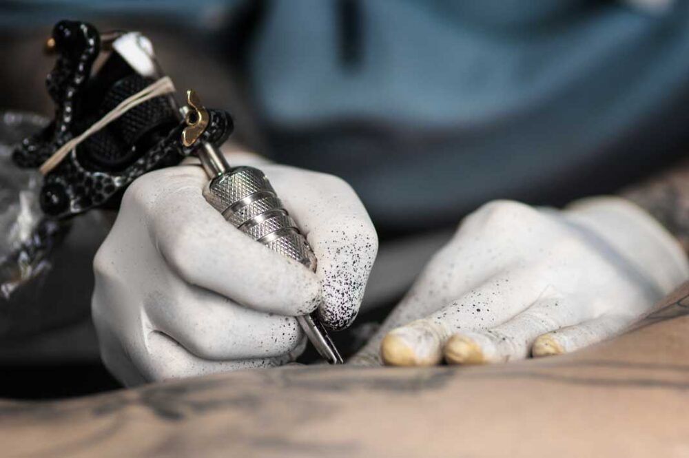 Os riscos de fazer uma tatuagem
